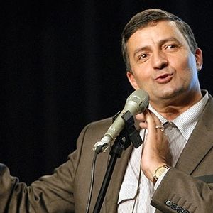 در سوگ فوت مادر و در تلاش برای خنداندن مردم/ ویدئو