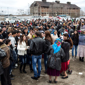 تصویری تاسف‌بار از فروش دختران در یک بازار!/ عکس