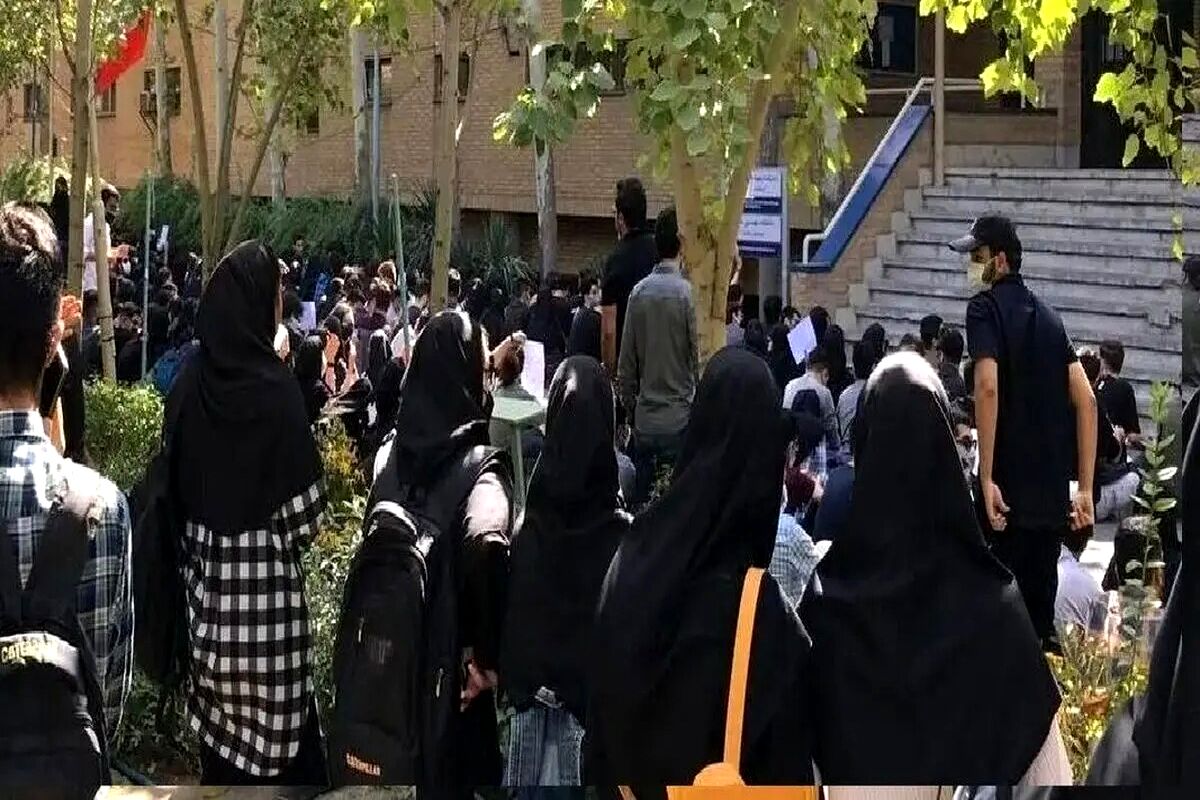 آزادی دانشجویان دانشگاه تهران در پی اعتراضات دیروز