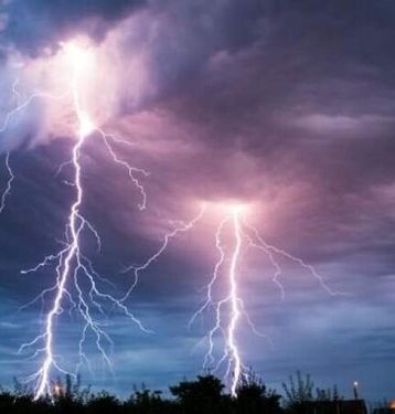  ثبت قابی جذاب و روشن از رعد و برق دیشب تهران/ عکس