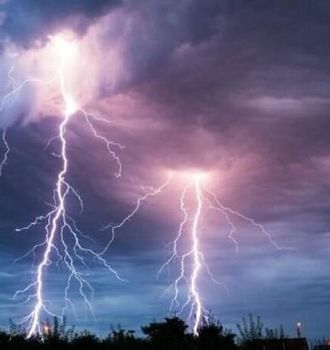  ثبت قابی جذاب و روشن از رعد و برق دیشب تهران/ عکس