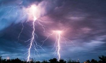  ثبت قابی جذاب و روشن از رعد و برق دیشب تهران/ عکس