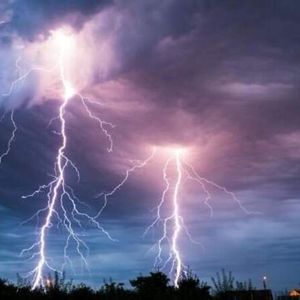  ثبت قابی جذاب و روشن از رعد و برق دیشب تهران/ عکس