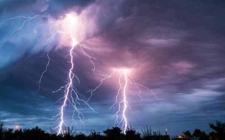  ثبت قابی جذاب و روشن از رعد و برق دیشب تهران/ عکس