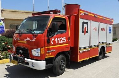 حرکت خطرناک یک شهروند پشت خودروی آتش‌نشانی/ ویدئو