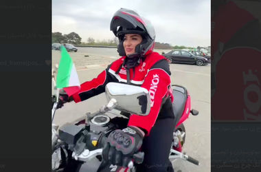 تک چرخِ یک زن موتورسوار  «به عشق آقا سید مجتبی»/ ویدئو