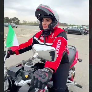 تک چرخِ یک زن موتورسوار  «به عشق آقا سید مجتبی»/ ویدئو