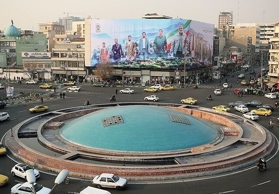 مجسمه جدیدی که قرار است در میدان انقلاب نصب شود/ عکس