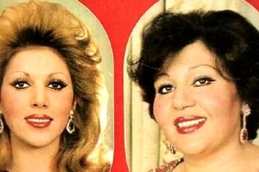 عکس زیرخاکی از هایده و مهستی با چادر در مقبره فردوسی