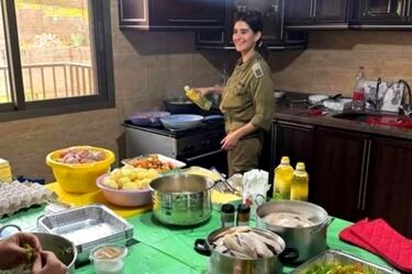 آشپزی قاتل/  عکس جنجالی سرباز زن اسرائیلی در آشپزخانه خانه‌ای در لبنان