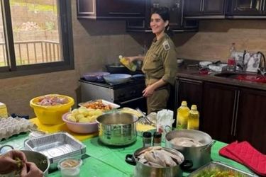 آشپزی قاتل/  عکس جنجالی سرباز زن اسرائیلی در آشپزخانه خانه‌ای در لبنان