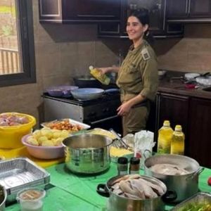 آشپزی قاتل/  عکس جنجالی سرباز زن اسرائیلی در آشپزخانه خانه‌ای در لبنان