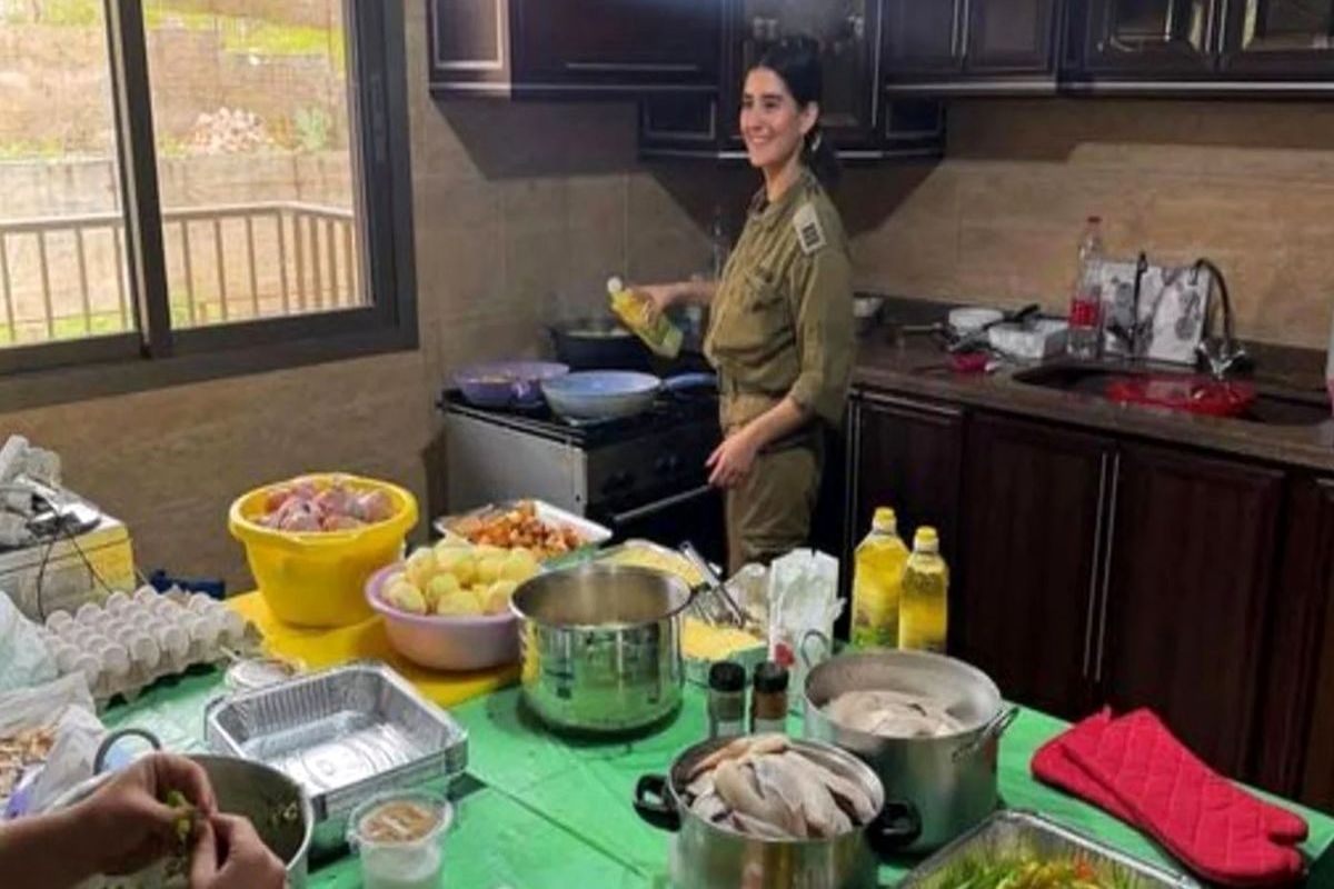 آشپزی قاتل/  عکس جنجالی سرباز زن اسرائیلی در آشپزخانه خانه‌ای در لبنان
