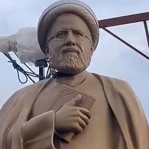 سقوط مجسمه ابراهیم رئیسی بر اثر وزش باد/عکس