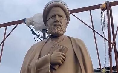 سقوط مجسمه ابراهیم رئیسی بر اثر وزش باد/عکس