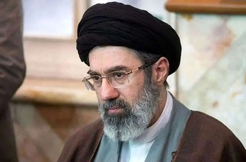 تصویری کمتر دیده‌شده از رهبر انقلاب در جبهه