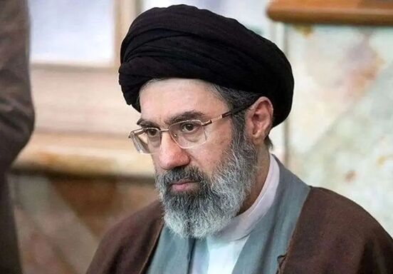 تصویری کمتر دیده‌شده از رهبر انقلاب در جبهه