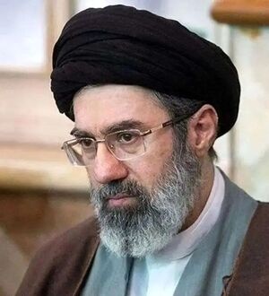 تصویری کمتر دیده‌شده از رهبر انقلاب در جبهه