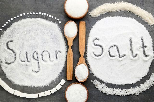 جنگ سفیدها؛ قند خطرناک‌تر است یا نمک؟ پاسخ علم به یک بحث قدیمی/ حتماً باید یکی را حذف کنیم؟