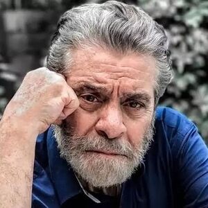 بهروز وثوقی در آمریکا و در کنار خودروی پورشه‌اش/ عکس