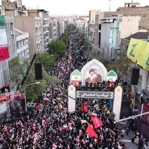پیرمردی که در مراسم تشییع رهبر انقلاب غش کرد/ ویدئو