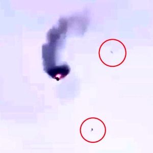 شکار لحظه مرگبار؛ تصویر سقوط آزاد نظامیان آمریکایی از بالگرد شعله‌ور