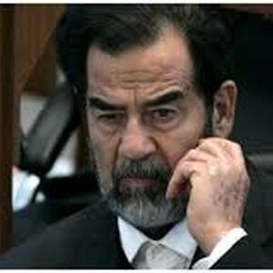 عکس قدیمی از صدام که روی سر همسرش اسلحه کشید