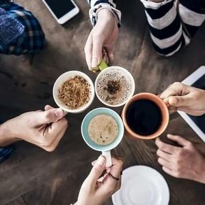 کسب و کار جدیدی به نام «دورهمی»/ تنهایی در تهران معضل جدی شده است