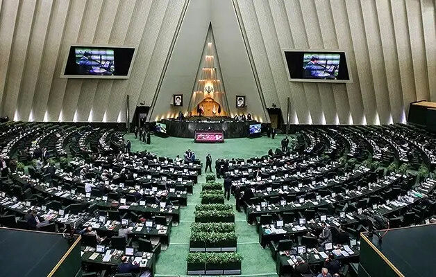 صحنه ای عجیب در مجلس/ نماینده ای که خواب است