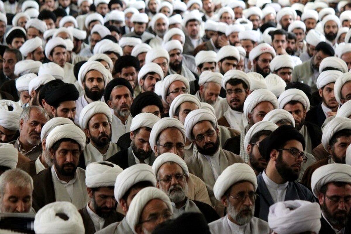 پس لرزه های تجمع روحانیون قم با لباس نظامی/ ابطحی: ضربه سنگین بر پیکر روحانیت وارد می کنند
