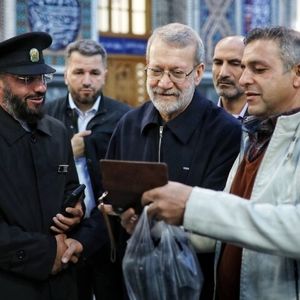 سلفی لاریجانی در حرم امام رضا(ع)/ عکس