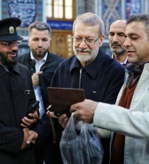 سلفی لاریجانی در حرم امام رضا(ع)/ عکس