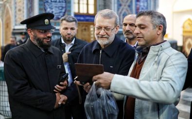 سلفی لاریجانی در حرم امام رضا(ع)/ عکس