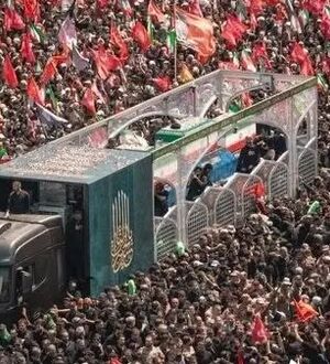 نمایش خودروی تشییع رهبر انقلاب در تجمعات خیابانی