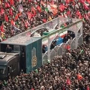 نمایش خودروی تشییع رهبر انقلاب در تجمعات خیابانی