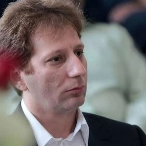 درگیری توییتری میان میثم ظهوریان و بابک زنجانی بر سر وضعیت بدهی نفتی و بانک آینده