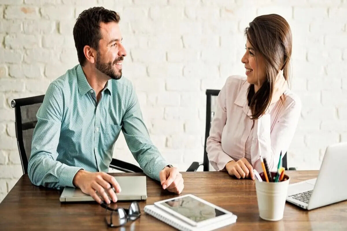 ۶ نشانه هشداردهنده؛ چه زمانی همکار زن همسرتان به رابطه شما نزدیک می‌شود؟