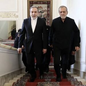 ماجرای عکسی که از نماز عراقچی و پزشکیان خبرساز شد