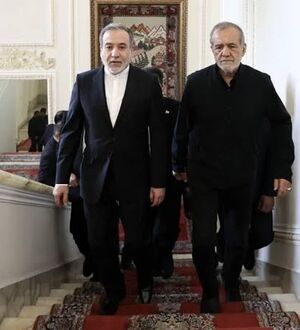 ماجرای عکسی که از نماز عراقچی و پزشکیان خبرساز شد