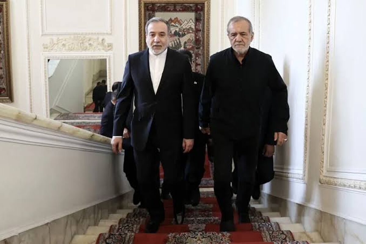 ماجرای عکسی که از نماز عراقچی و پزشکیان خبرساز شد