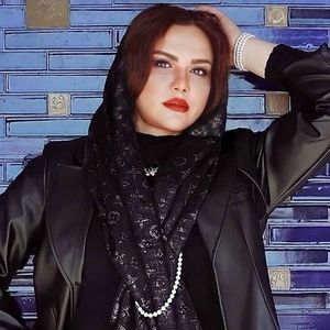  نیلوفر امینی فر کیست؛ از انتشار تصاویر خصوصی تا مرگ پدر حین اجرای زنده!