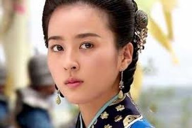 سوسانو در حال شمشیربازی در پشت‌صحنه جومونگ/ عکس