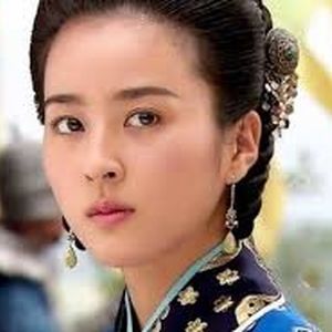 سوسانو در حال شمشیربازی در پشت‌صحنه جومونگ/ عکس