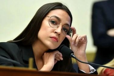 این زن ترامپ را به خاطر جنگ با ایران مجازات می کند/ عکس