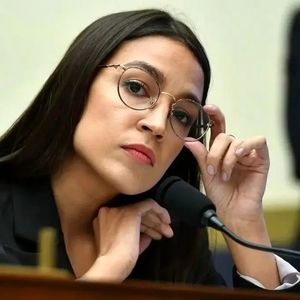 این زن ترامپ را به خاطر جنگ با ایران مجازات می کند/ عکس