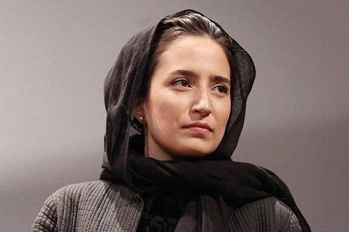 عکسی از نگار جواهریان و بابک حمیدیان در مترو