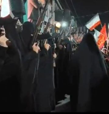 دختران زاهدانی برای دفاع از کشور دست به اسلحه شدند