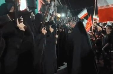 دختران زاهدانی برای دفاع از کشور دست به اسلحه شدند