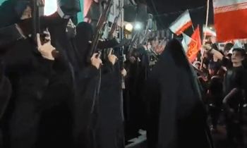 دختران زاهدانی برای دفاع از کشور دست به اسلحه شدند