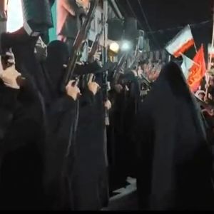 دختران زاهدانی برای دفاع از کشور دست به اسلحه شدند